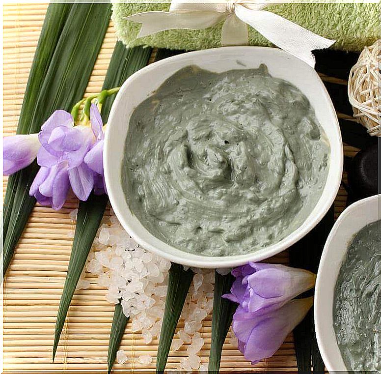 Treat acne on the face with green clay