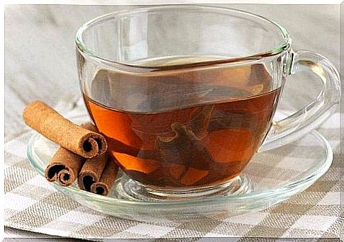 Bay leaf and cinnamon tea