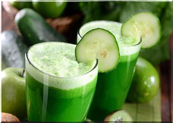 Cucumber juice with a slice of cucumber