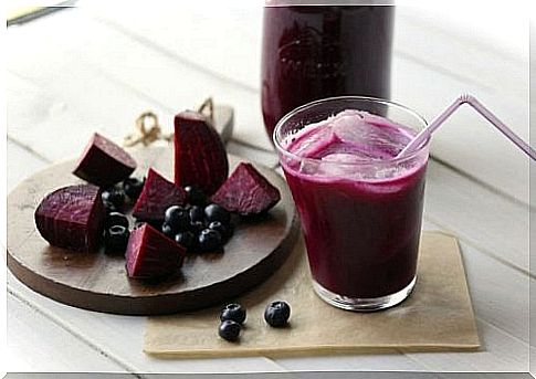 Smoothie with blueberry and beetroot