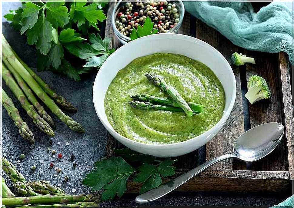 Cream soup of green asparagus