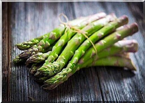 Make green asparagus cream soup at home