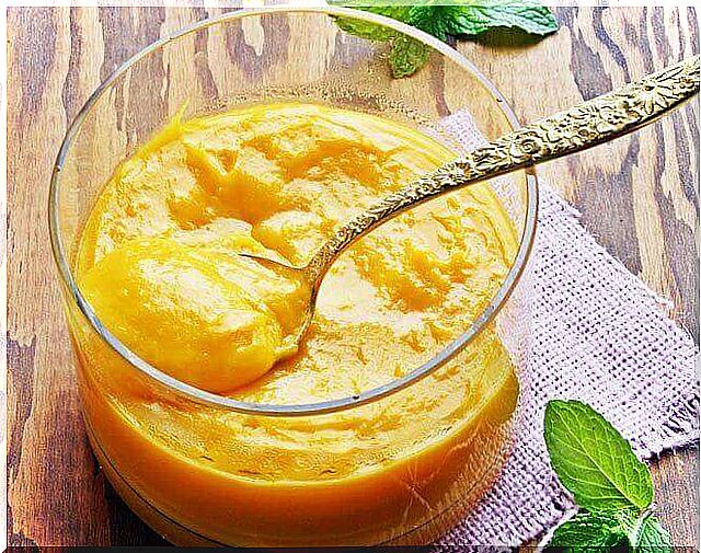 Fruit puree for babies: mango and apple