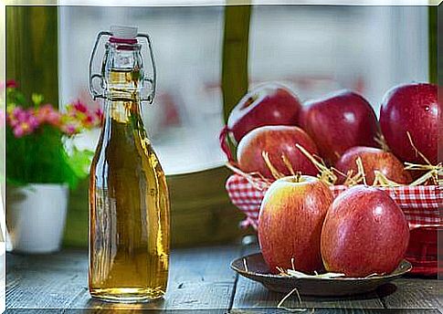 Apple cider vinegar for shiny and silky hair