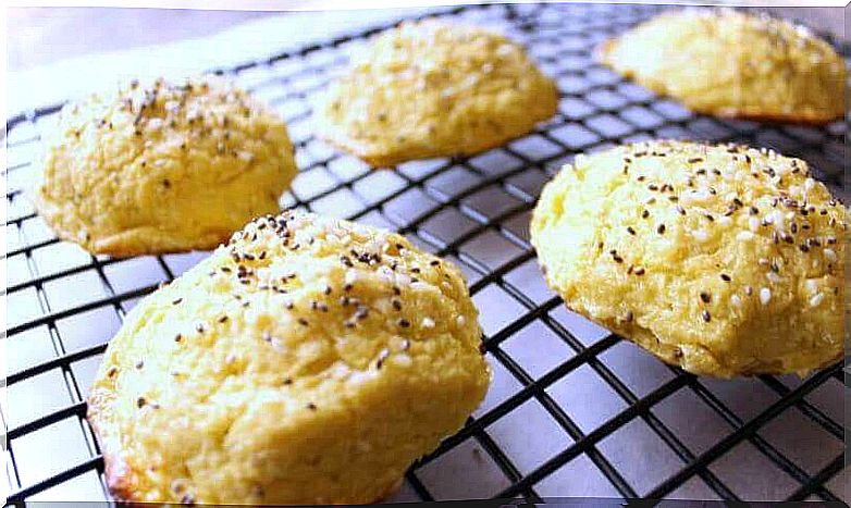 How do you make cauliflower bread with garlic?