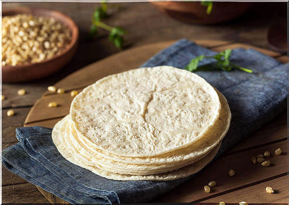 Learn to easily make wheat flour tortillas yourself