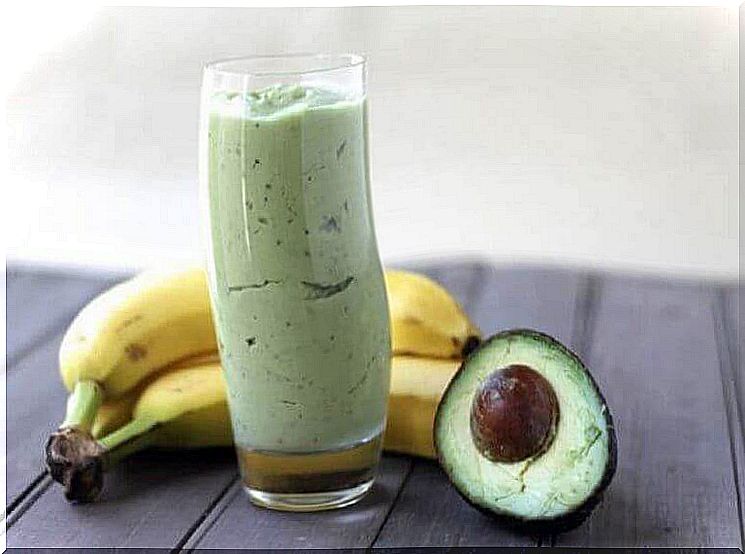 Lose weight with a smoothie with green tea, banana and avocado