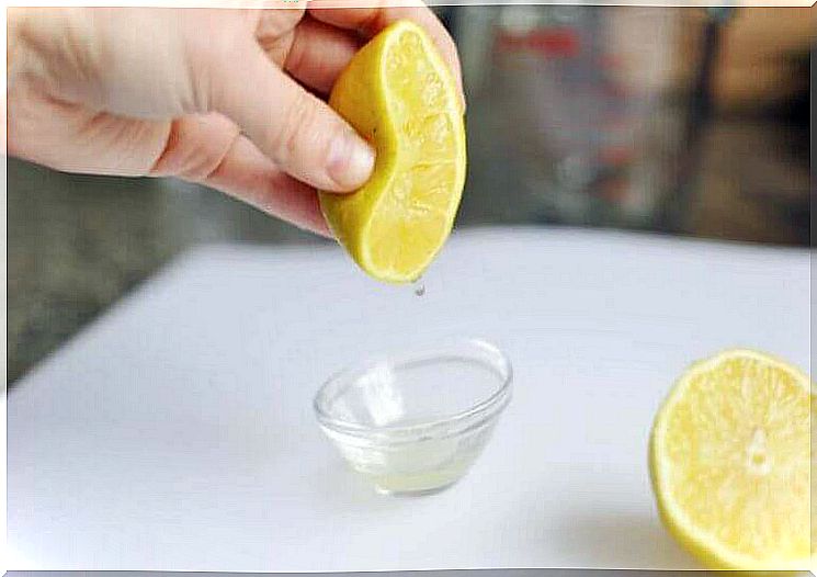 Remove grease from the counter with lemon