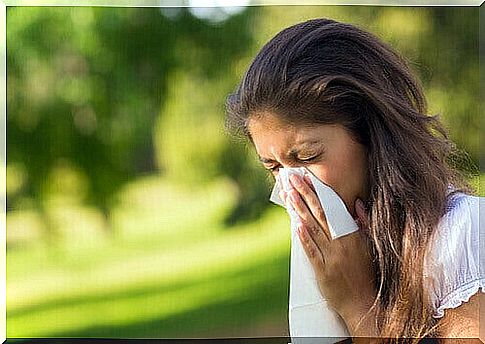 Woman blowing her nose because she suffers from sinusitis symptoms