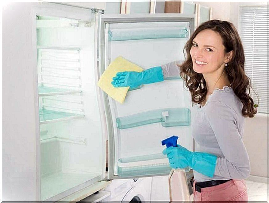 Remove odors from the fridge