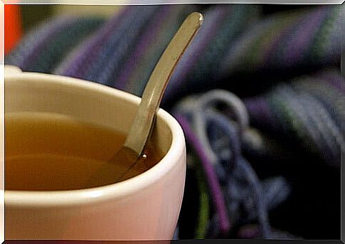 Broths with artichoke and apple and lemon