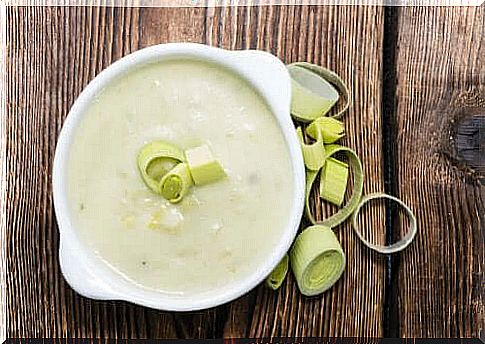 Bound vegetable soup with mushrooms, leek, ginger, zucchini and potatoes