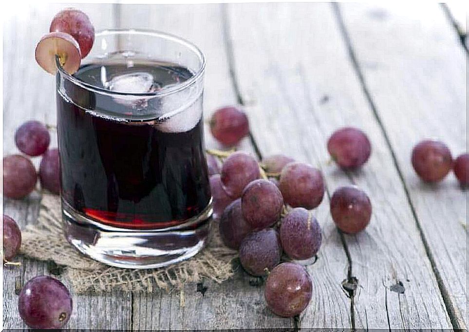 Natural drinks for anemia of grapes and parsley